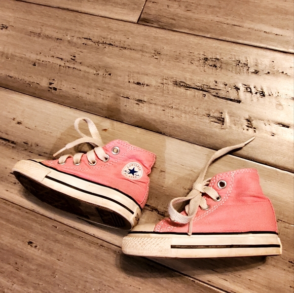 Infant Size 4 Pink Converse All Stars - Picture 2 of 5